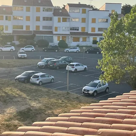 à 300 Mètres De La *